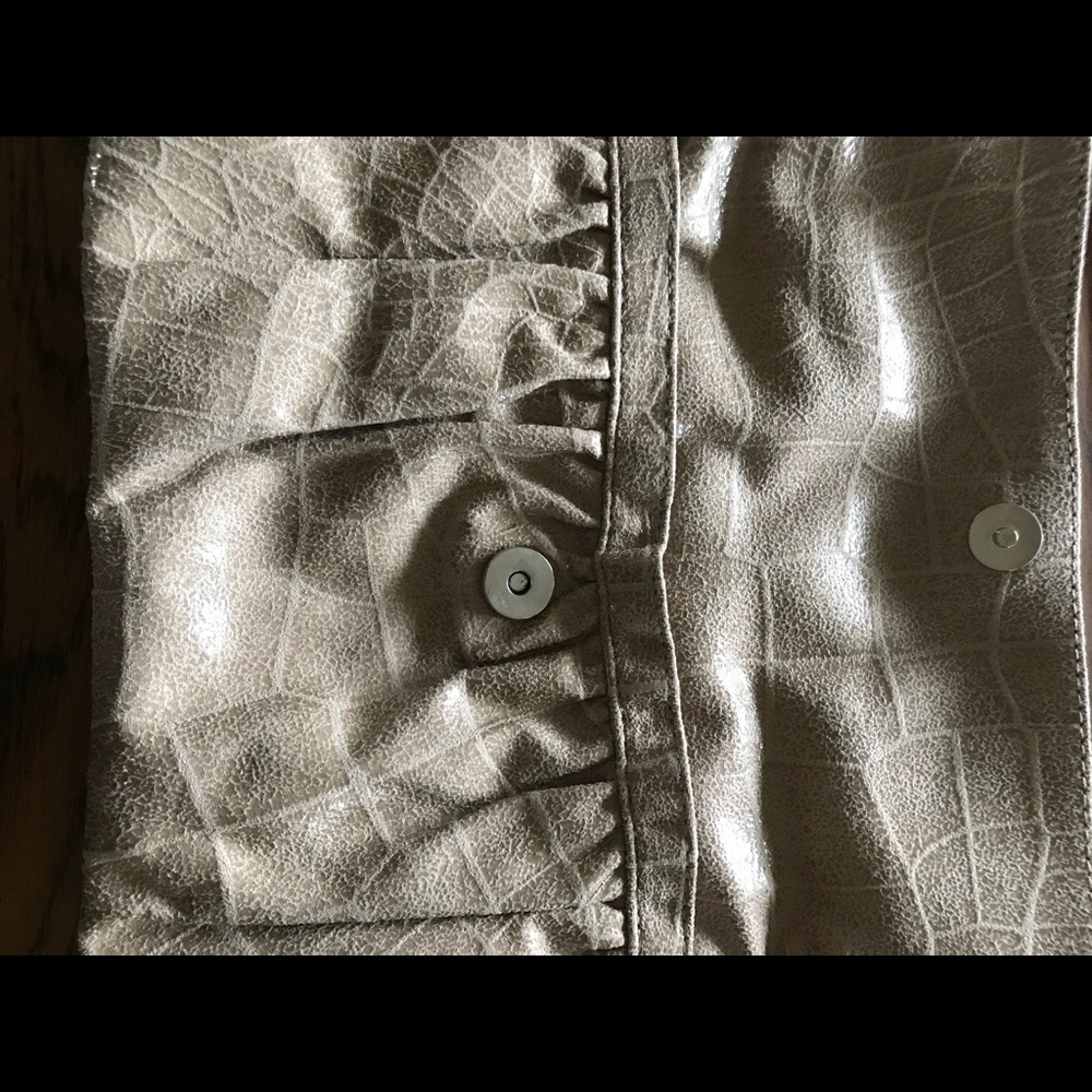 Women’s alligator like beige clutch - Picture 2 of 7